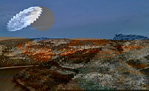Image of a supermoon.