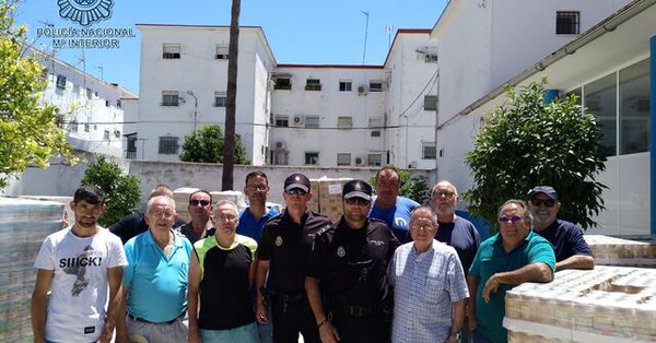 Officers of the National Police in Sevilla helped to distribute food for the needy Officers of the National Police in Sevilla helped to distribute food for the needy