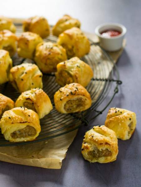 Simple vegan sausage roll recipe. Great for parties!