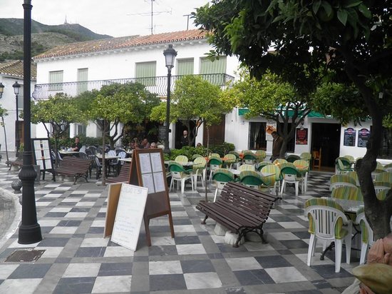 Spanish Police Ignore COVID Law for "Friendly" Packed Restaurant