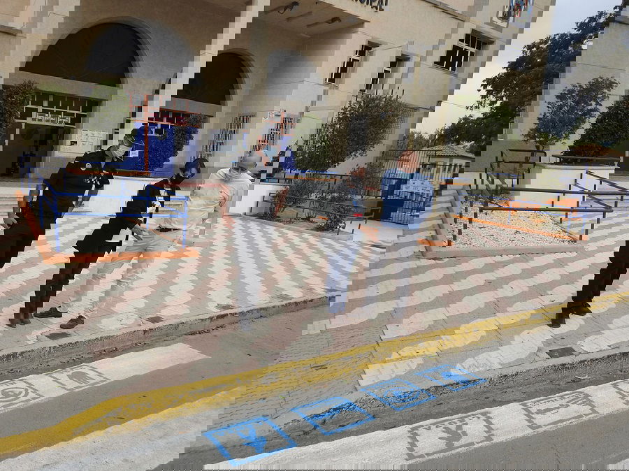 Pedestrian crossing pictograms to help people on autism spectrum