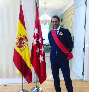 Rafa poses after the award