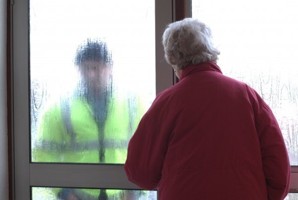 افسران برق شخصی جعلی مجبور به ورود و سرقت یک زن مسن در خانه اسپانیایی Costa del Sol می شوند
