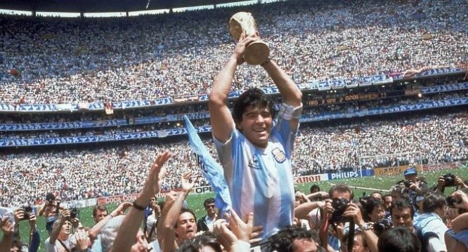 Diego Maradonas ex-fruar inom strid i fråga om sin förmögenhet
