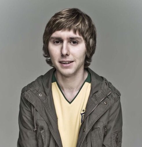 Geai James Buckley, la star de «The Inbetweeners», gagne des fortunes avec de célèbres slogans en 30 secondes