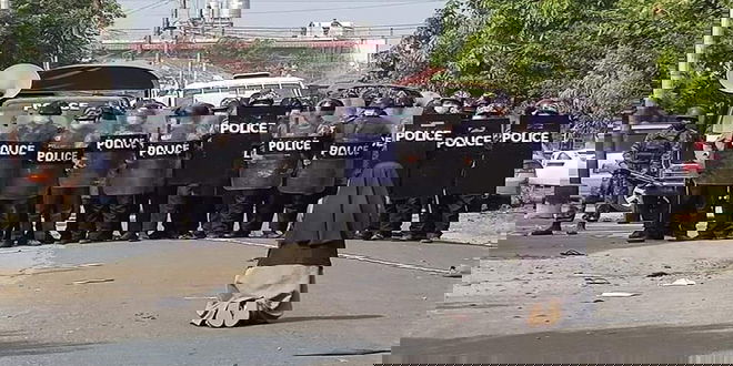 Biarawati Soliter Berdiri Antara Polisi Myanmar Dan Pengunjuk Rasa Dan Memohon Perdamaian
