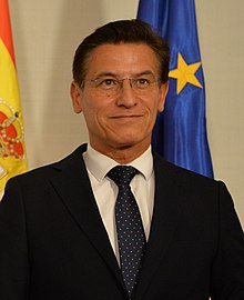 220px-2019_07_09_-_El_presidente_Moreno,_ha_recibido_al_alcalde_de_Granada,_Luis_Salvador_(48242225786)_(cropped)