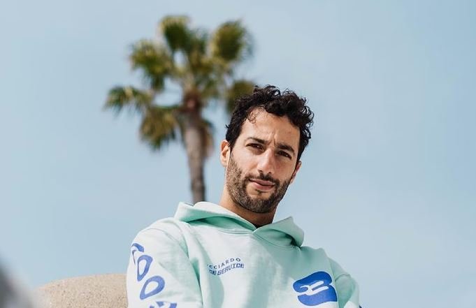 El piloto de F1 australiano Daniel Ricciardo fiestas barco cerca de Formentera, España