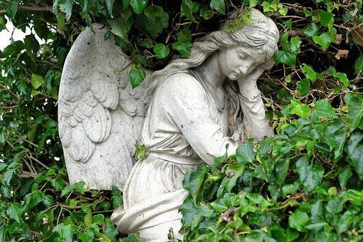 angel-2902845__340 Spanish Woman bans family from funeral and publishes guest list in own obituary