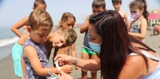 Identification bracelets make beaches of Torrox safer for families
