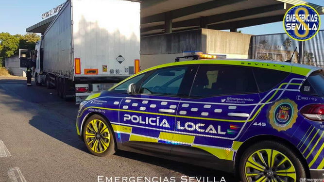 Police in Sevilla impound 'totally illegal' lorry from Bulgaria that got stuck in a one way street