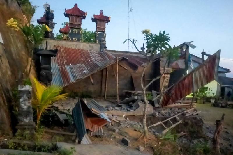 powerful earthquake Bali