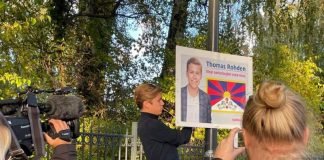 Thomas Rohden puts up new posters outside the Chinee Embassy