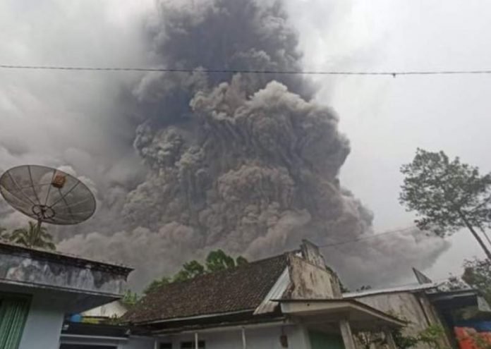 Volcano eruption: Lava and rain hamper search for 22 missing people
