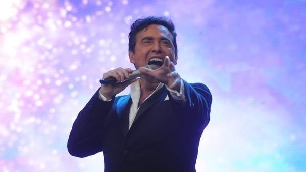 Spanish Il Divo star Carlos Marín placed in induced coma in the UK