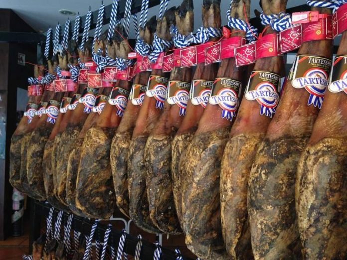 Three arrested for distributing thousands of unsafe fake Iberian hams in Madrid and Seville
