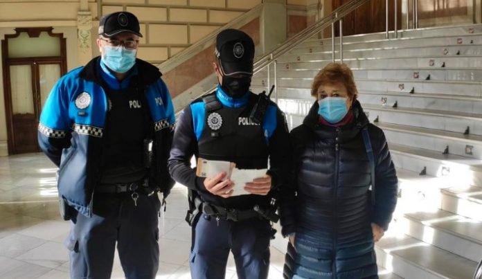 Valladolid woman hands €1,000 cash to police officers in the street