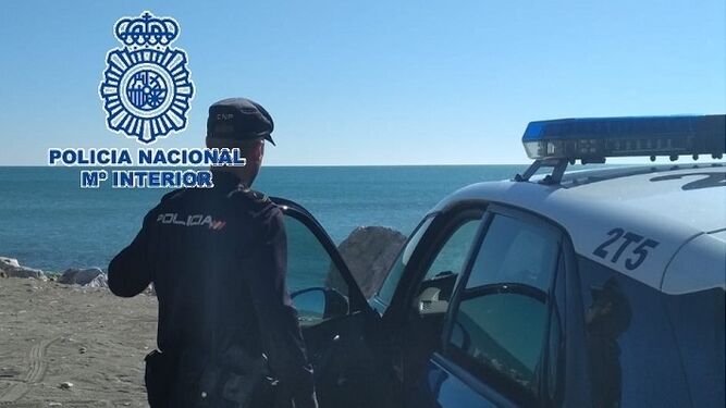 agente-policia-nacional_1658244402_152311930_667x375 Detenida en Manilva mujer buscada en Alemania por fraude informático