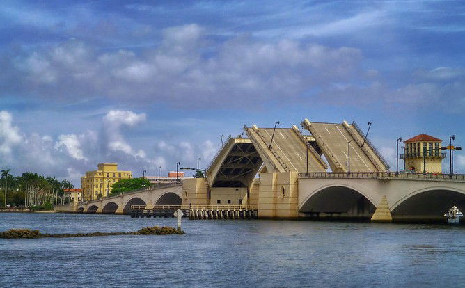 Imagen del Puente del Parque Real Ciclista cae desde 60 pies de un puente levadizo en Florida