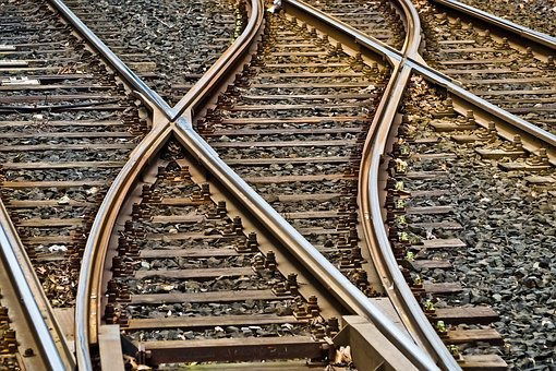 rieles-3309912__340 Storm Dudley: Caos en los viajes debido a la cancelación de trenes y la caída de árboles que bloquean las carreteras