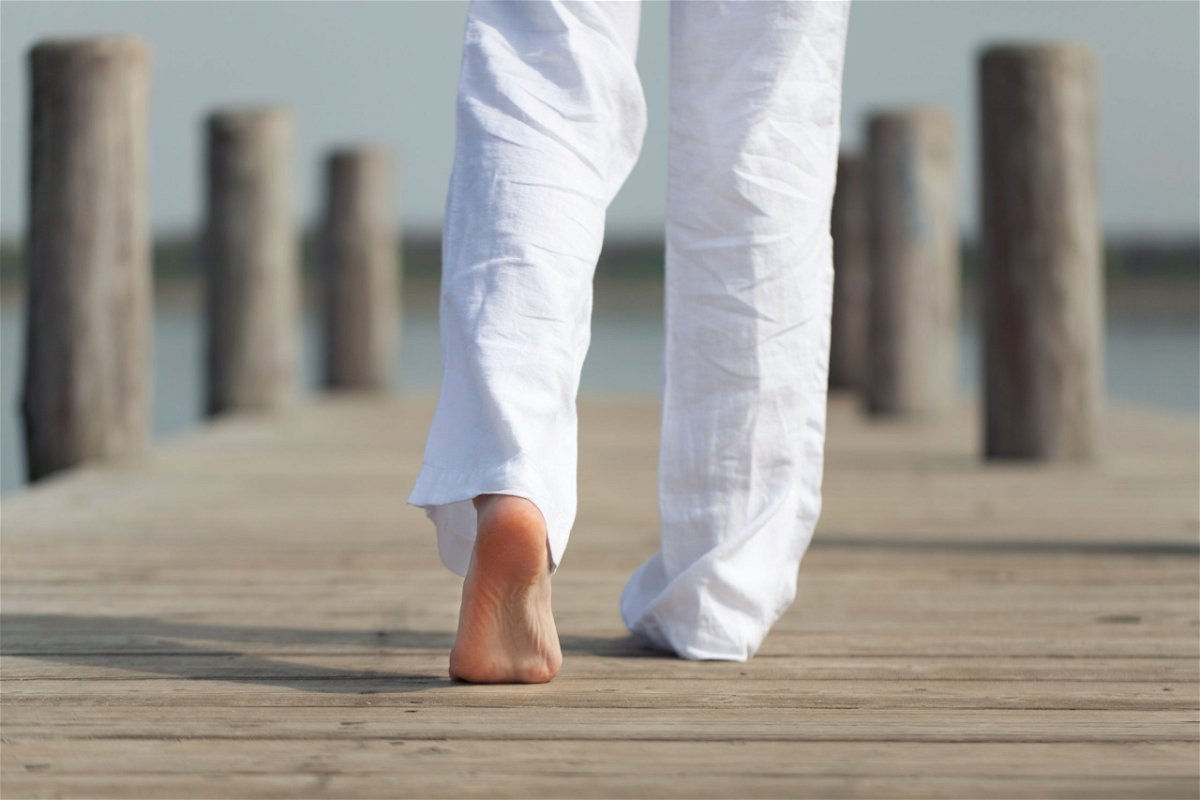 Image - white linen trousers: Jenny Sturm/shutterstock 