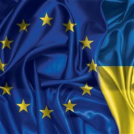 Image of the EU and Ukrainian flags.