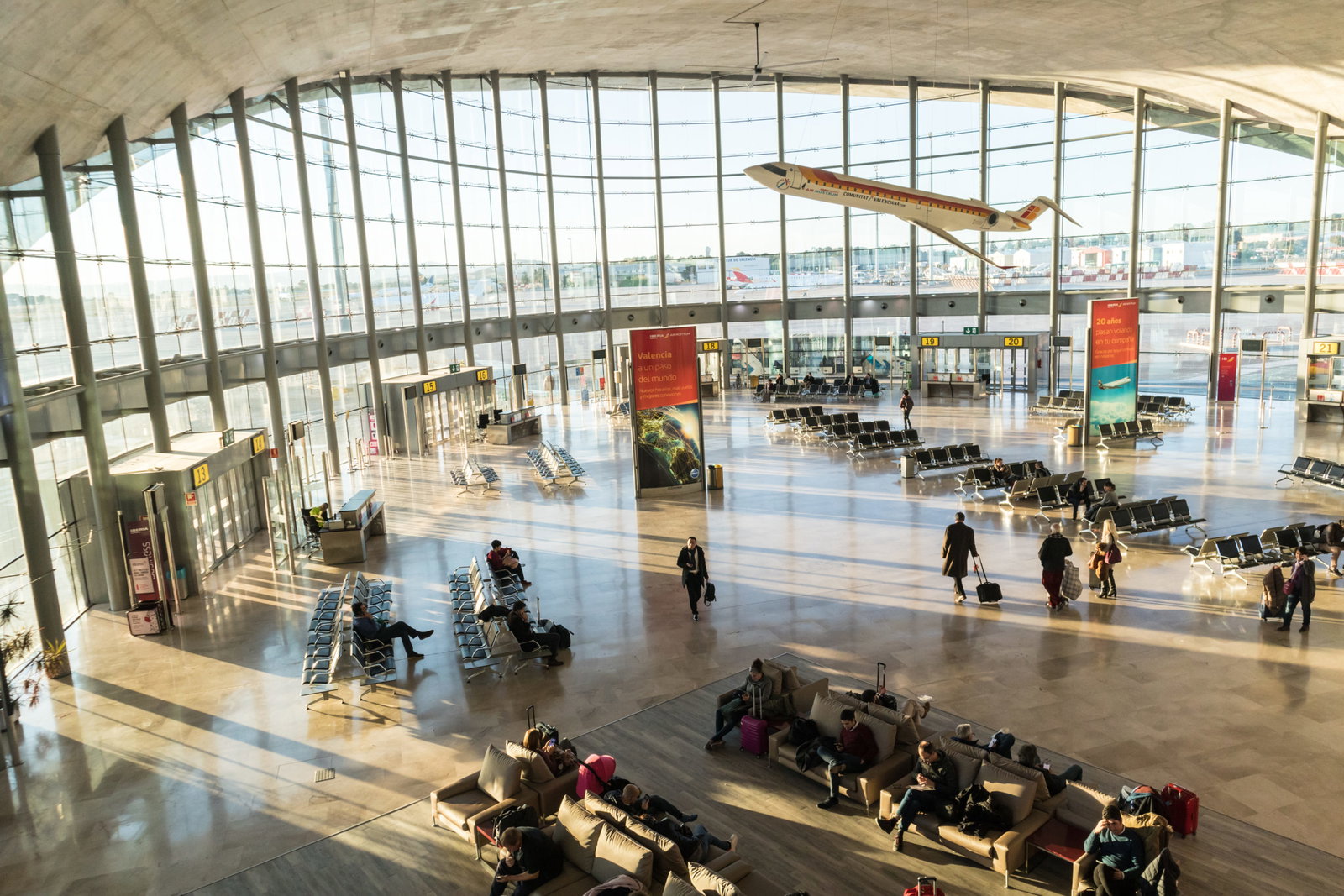 Erstaunlich Valencia Flughafen Ankunft Ebenbildnull