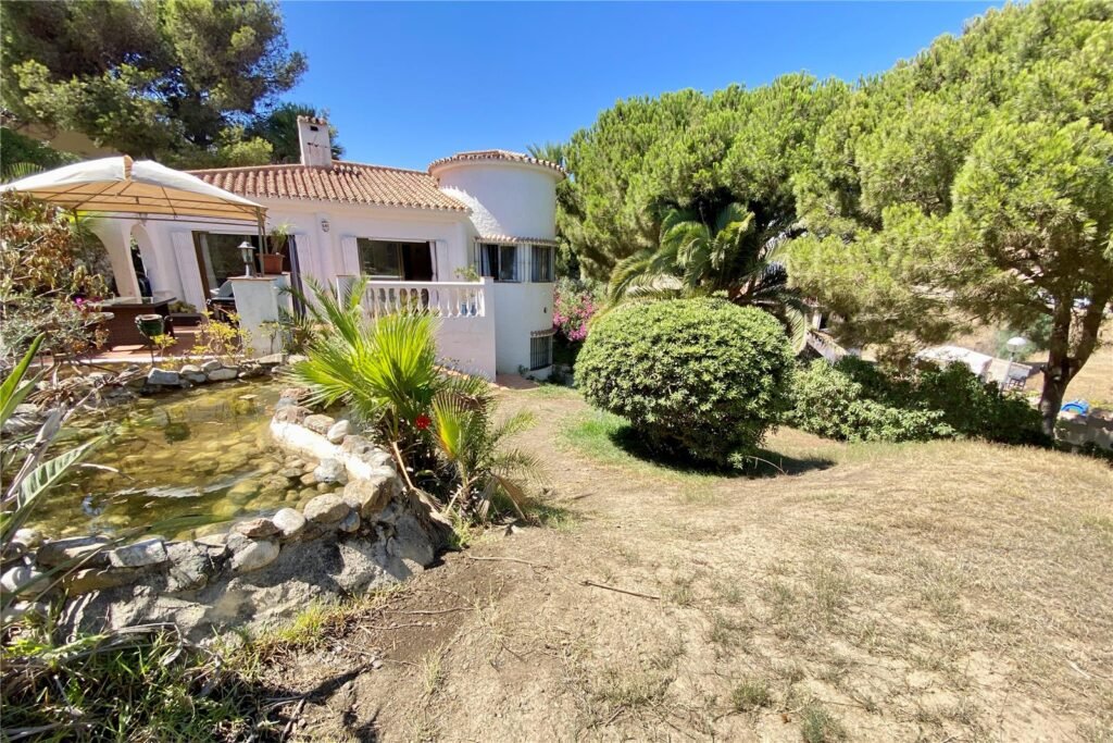 3 bed villa with separate 1 bed apartment for sale in Mijas Costa - € 389,500