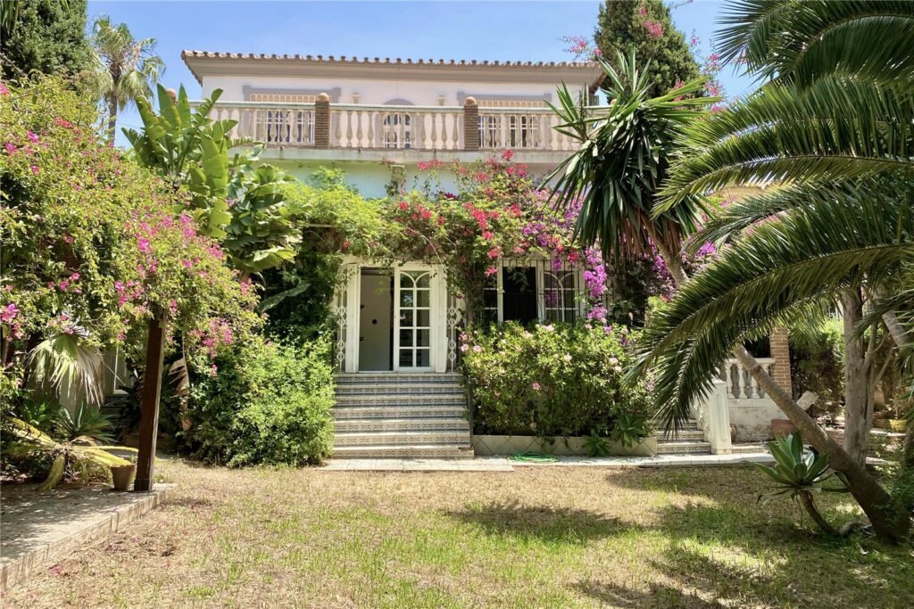 Large 5-6 bed villa for sale in El Faro - €450,000