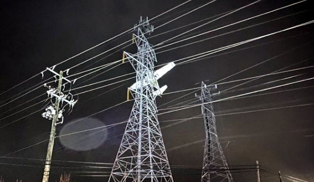 Small plane left hanging from high-voltage power cables in Gaithersburg, Maryland