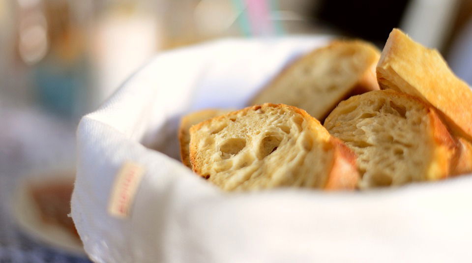 Valladolid diners complained after Almeria restaurant charged them for unwanted bread