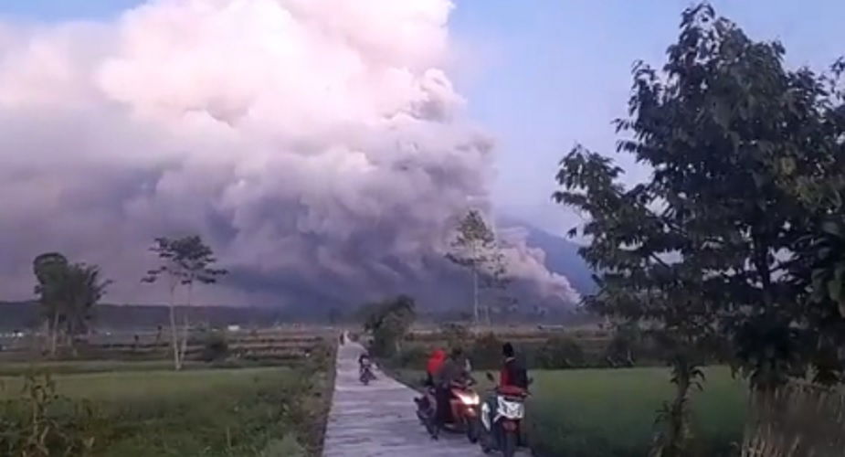 WATCH: Mount Semeru has erupted again sending villagers scrambling for safety