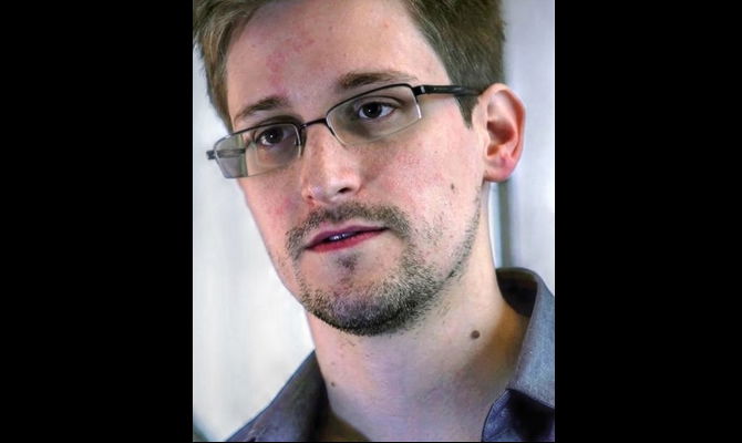 Former NSA employee Edward Snowden swears allegiance to Russia after receiving his passport