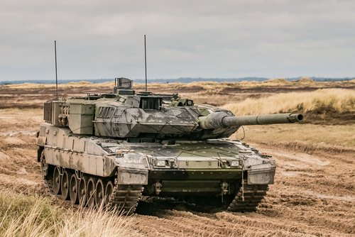 España ‘ITV’ retira tanques Leopard en Ucrania