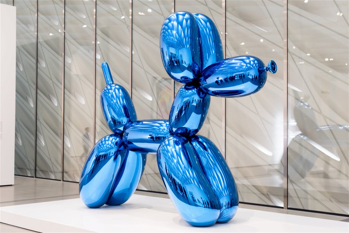 Woman accidentally smashes Jeff Koons 'balloon dog' art piece