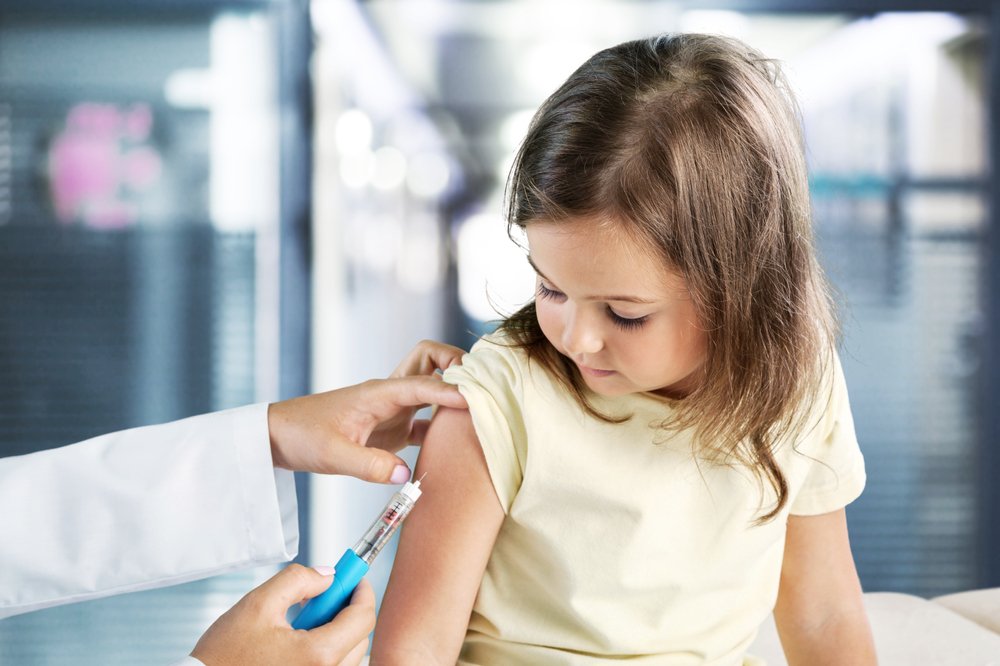 Decenas de padres en España acuden a los tribunales tras acusar al ‘enfermero Andy Waxer’ de falsificar las vacunas de sus hijos