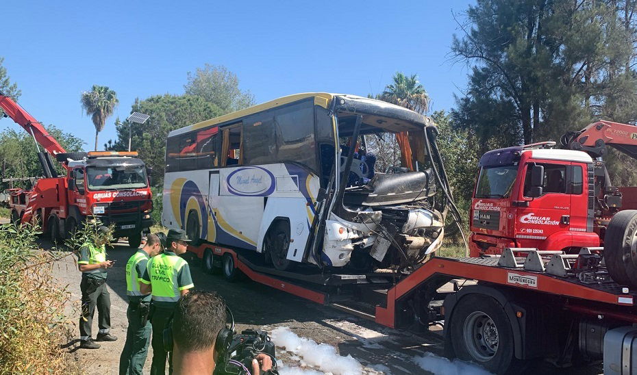 Un muerto y decenas de heridos al volcar un autobús en España « Euro Weekly News