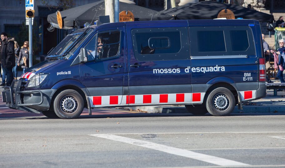 Okupas armados con hachas y cuchillos atacan al público en una calle de España «Euro Weekly News