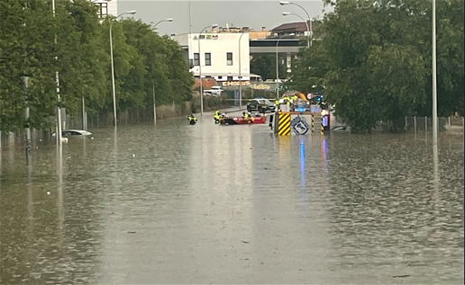 Firefighters rescued from floods in Madrid
