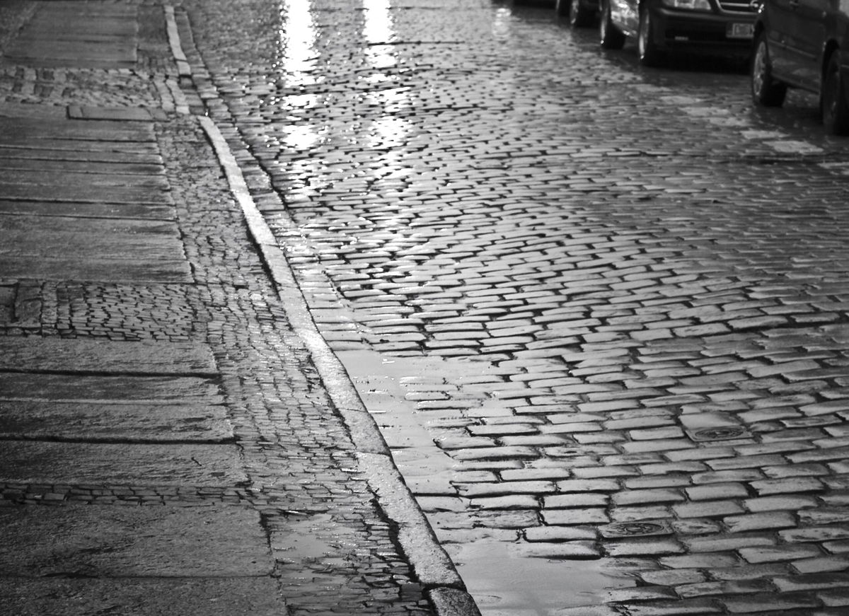 Мощеная дорога. Брусчатка дорога. Дождь в городе. Тротуар дождь. Тротуар.
