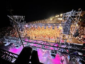 Multitud escucha música