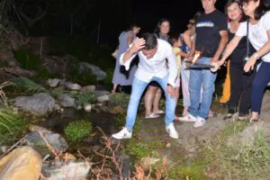 Alcalde se moja la cabeza en el río