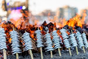 Brochetas de pescado en la fogata