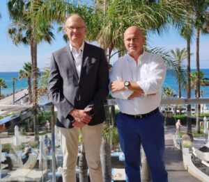 dos hombres de negocios en el hotel