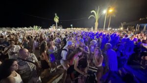 Multitudes celebran en la playa de Nerja