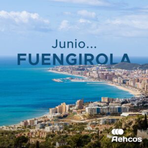 Vista aérea de Fuengirola con palabras proyectadas