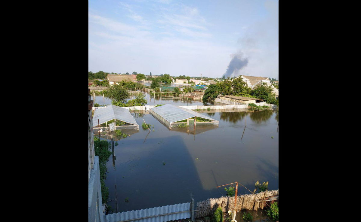 Ukrainians spend night on rooftops to avoid water from destroyed dam