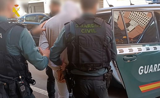 Image of Guardia Civil officers carrying out an arrest.