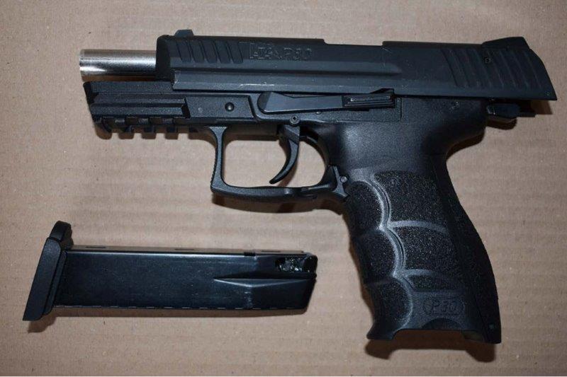 pistola y revista