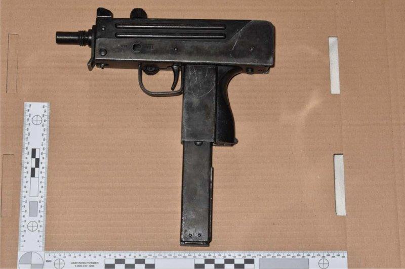 Una pistola y una revista.